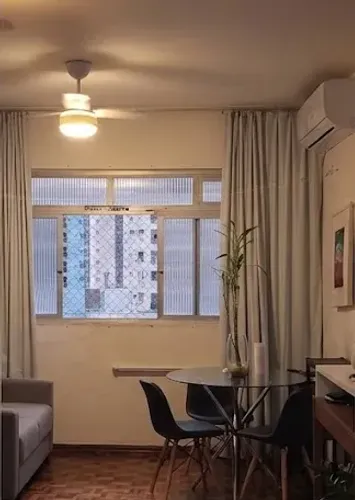 Apartamento kitnete no Centro, claro e arejado.