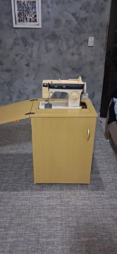 Gabinete com máquina de costura