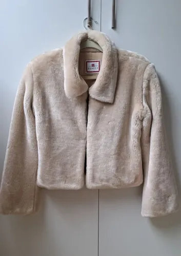 Casaco Feminino de Pele Sintética Creme com Manga Boca de Sino | Elegante