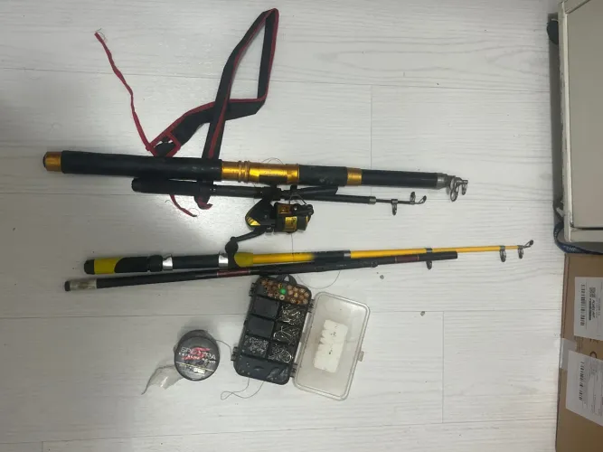 Varas de pesca, molinete, anzóis 