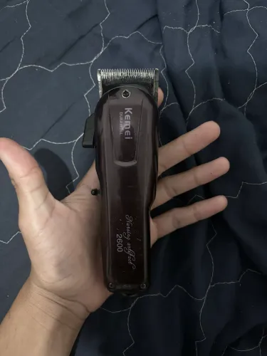 Máquina de Cortar Cabelo Kemei 2600 Profissional (Com Carregador)