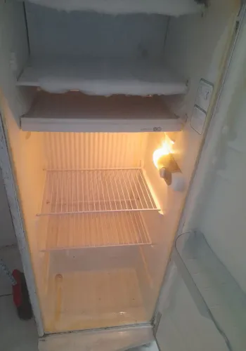 Geladeira apenas enferrujada, mas funcionando perfeitamente.