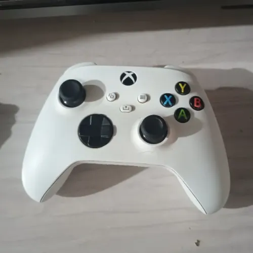 Xbox serie S semi novo. Com resident evil 4 remake na conta