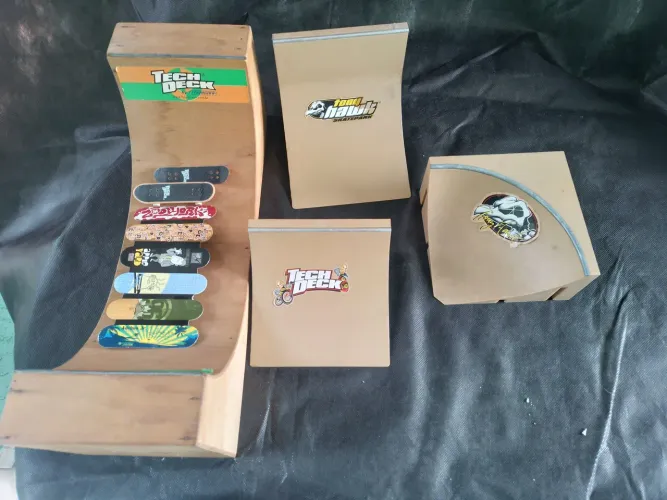 Conjunto de pistas de skate de dedo e rampa de madeira em MDF da Tech Deck. 