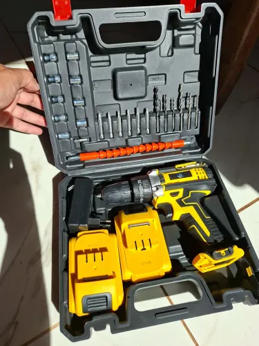 Parafusadeira a bateria, maleta completa 