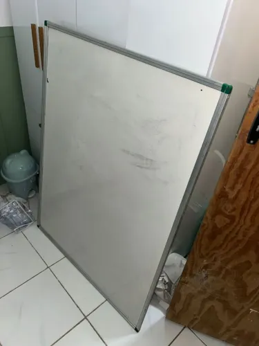 Vendo quadro branco semi-novo 