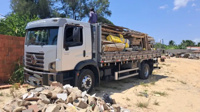 Frete caminhão com carroceria grande