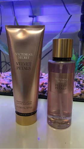 Kit Victoria?s Secret velvet petals