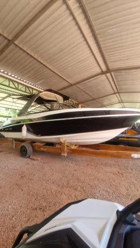 LANCHA VENTURA V250 2024