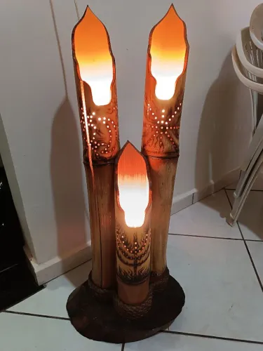 Abajour em bambu com três lâmpadas.