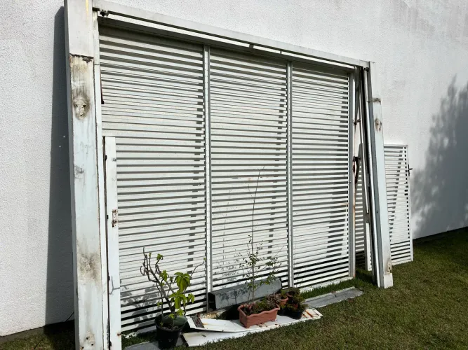 Portão de Alumínio Branco com Porta Social