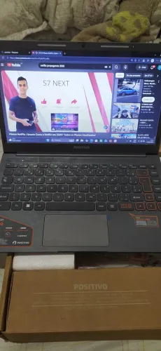 Notebook positivo novo com plástico ainda