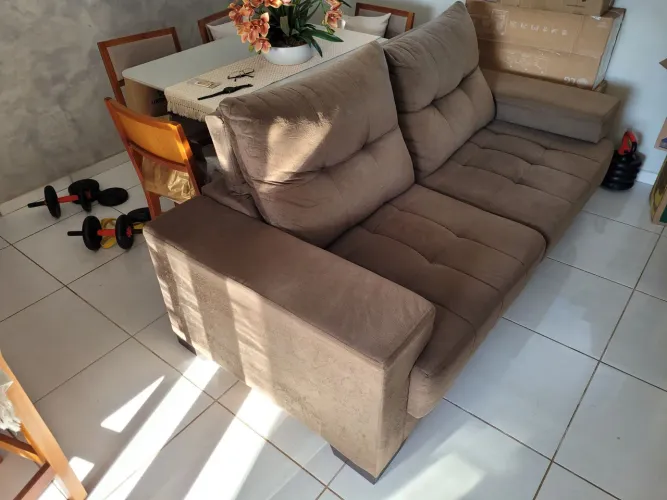 Sofá marrom muito conversado sem detalhes