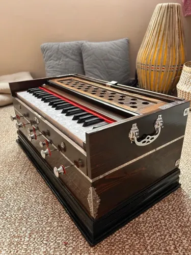 Harmonio (harmonium) Indiano De 42 Teclas Timbre Macio!
