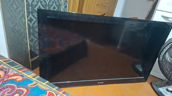 300$ - TV CCE 42"