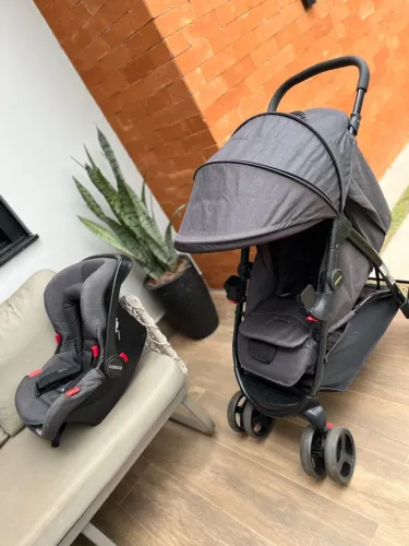 Carrinho de bebê com bebê conforto 