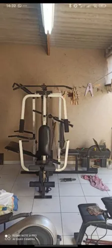 Estação de musculação com leg press