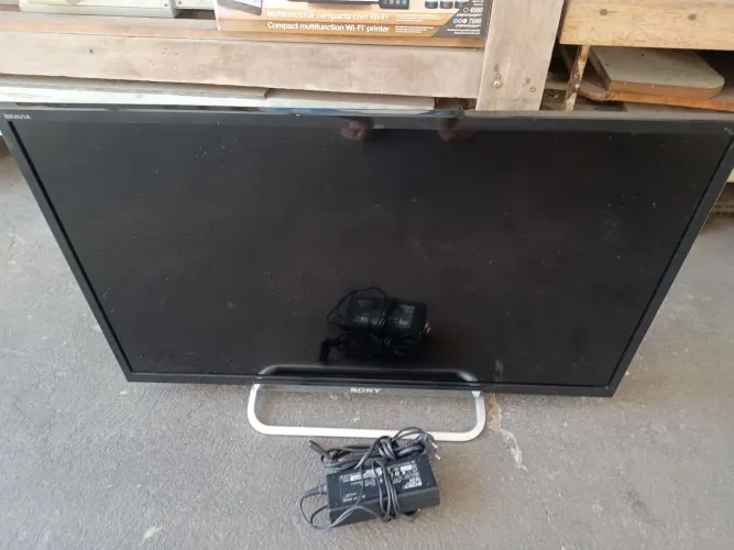 Vendo TV sony bravia kdl 32r434a, com fonte, está com a tela quebrada. Leia.