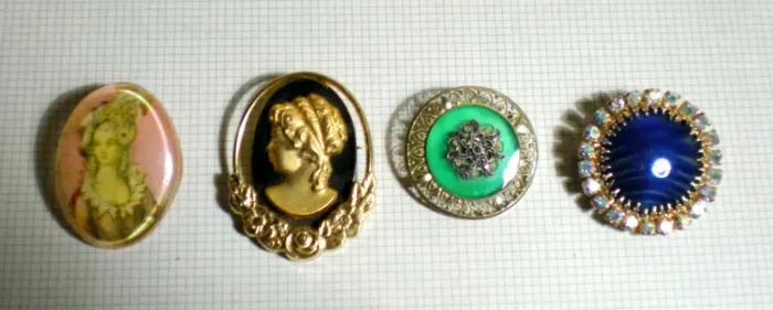 Broches, pingentes e pins