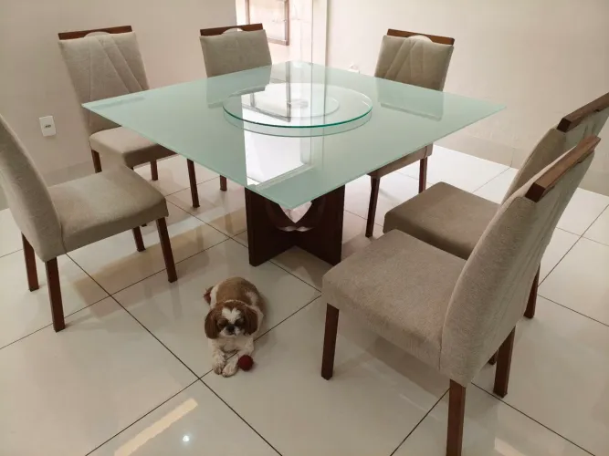 Mesa de jantar com seis cadeiras