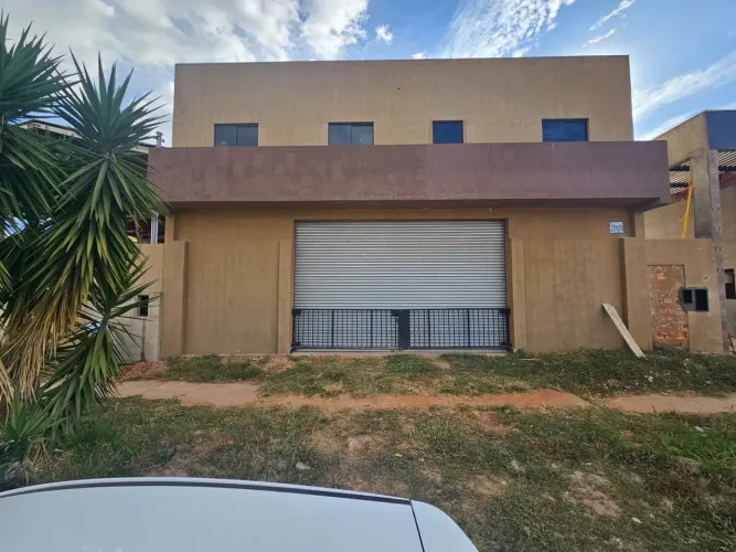 Galpão Comercial de 350 m² com Pé-Direito de 6 Metros em Localização Estratégica de Vicent