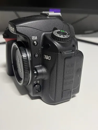 Nikon D90 + Lente AF-S DX NIKKOR 18-105mm - Excelente Estado