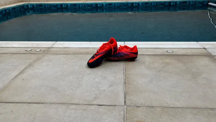 Chuteira Nike (vermelha e preta)  TAM 32 