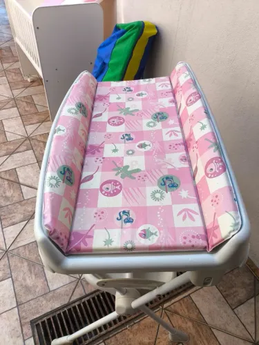 Mini berço, trocador com suporte (sem banheira) e cadeirão 