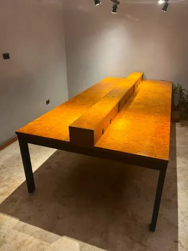 Mesa grande e robusta de reunião para escritório 300x141 com tomadas Pial Plus