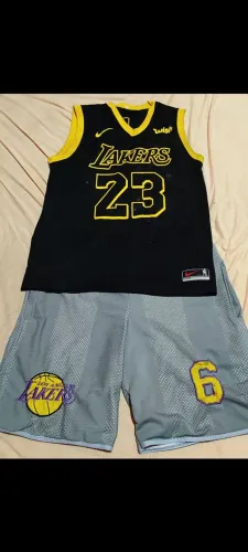 Camiseta e bermuda de Basquete por 80 reais <br>*Do Lakers tamanho G<br>*As 2 por 70 reais