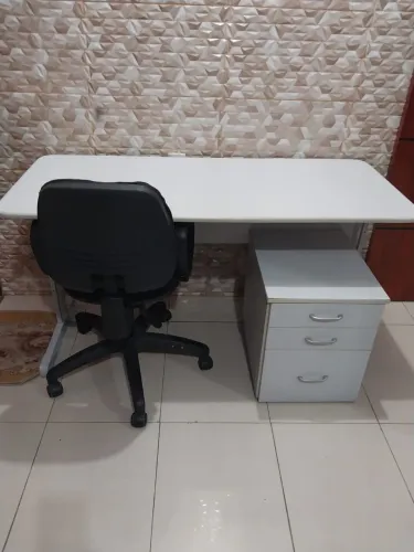 Kit escritório contendo escrivaninha,mais cadeira modelo executiva regulável