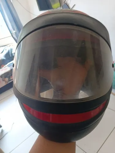 Vende -se esses capacetes