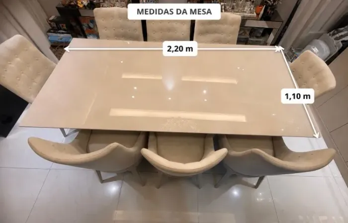 Mesa de jantar retangular 2,20 m x 1,10 m, em laca offwhite e tampo de vidro c/ 8 cadeiras
