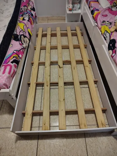 Cama auxiliar com rodinhas 