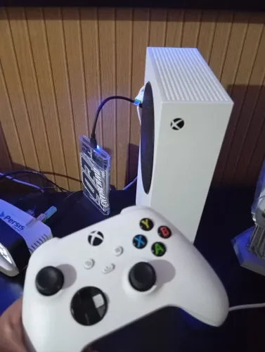 XBOX SERIES S 512GB + HD EXTERNO 1TB + CONTROLE + BATERIA RECARREGÁVEL
