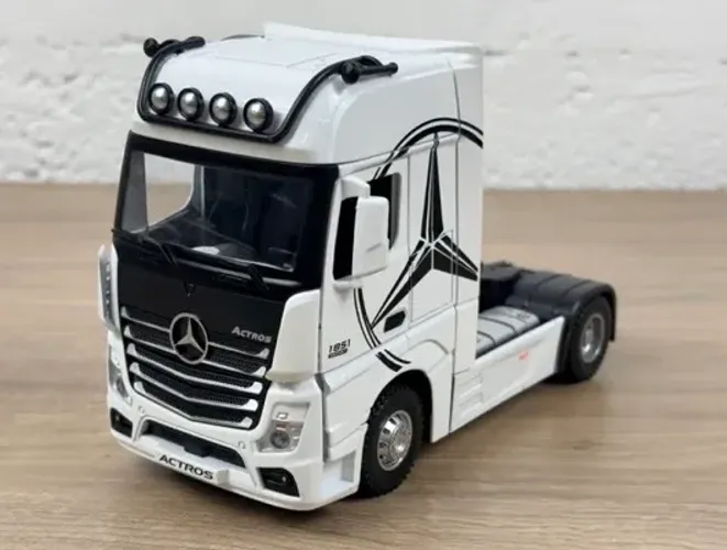 Vendo miniaturas caminhão Mercedes Actros 1:24 escala caixa 