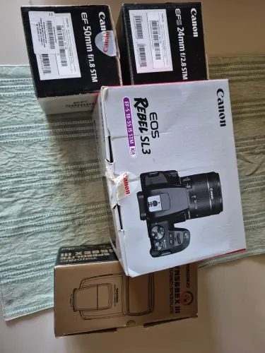 Canon SL3 com lentes 18-55, 24mm e 50mm 1.8 e flash yongnuo