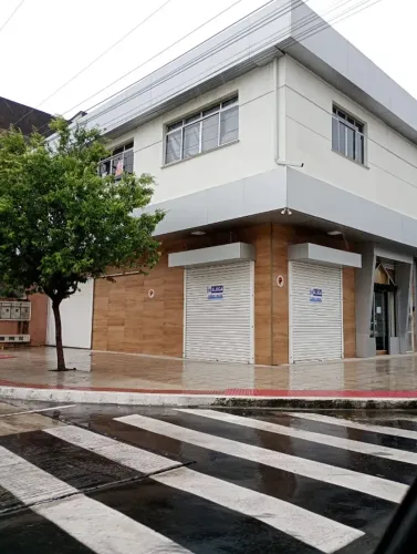 Sala ampla com banheiro, cozinha, recepção