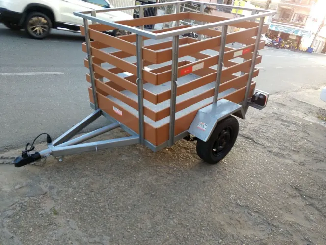 Reboque semi novo