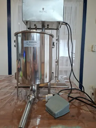 Enchedora Elétrica de Linguiça Royal Catering - 10 Litros - 220 V