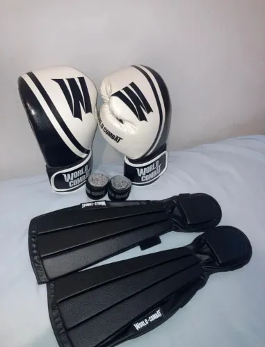Kit: Luva World Combat Pro Serie + Bandagem + Caneleira.