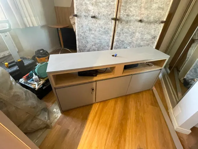 Rak em MDF com suporte tubular para TV.