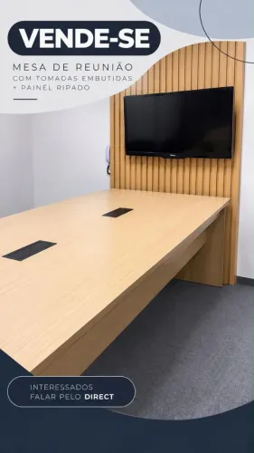 Mesa de reunião tomadas embutidas + Painel Ripado com (NEGOCIÁVEL)