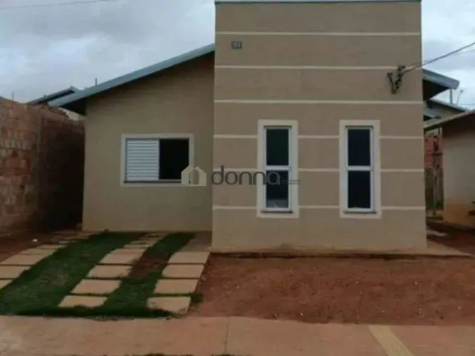 Casa residencial 2 quartos com quintal e 2 vagas em Uberaba - Tamareiras (à venda)