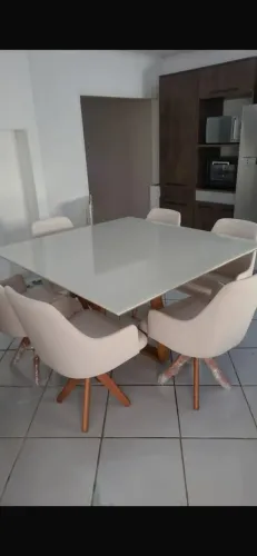 Mesa quadrada de vidro com cadeiras giratórias
