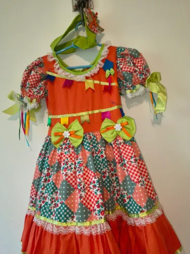 Vestido de festa junina tamanho de 2 a 3 anos usou uma vez