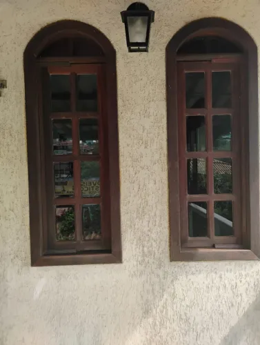 janelas estilo capelinhas completas só instalar vidro fumê, catedral