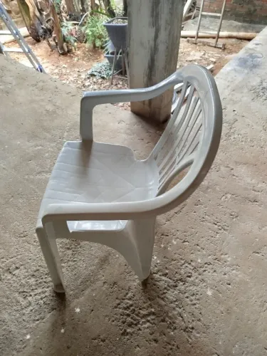 vendo cadeira de plástico simples mais resistente e durável para o seu dia a dia