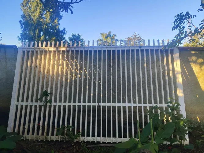 Portão de alumínio.