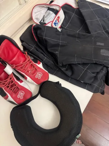 Conjunto kart. Sapatilha, macacão e protetor pescoço. 